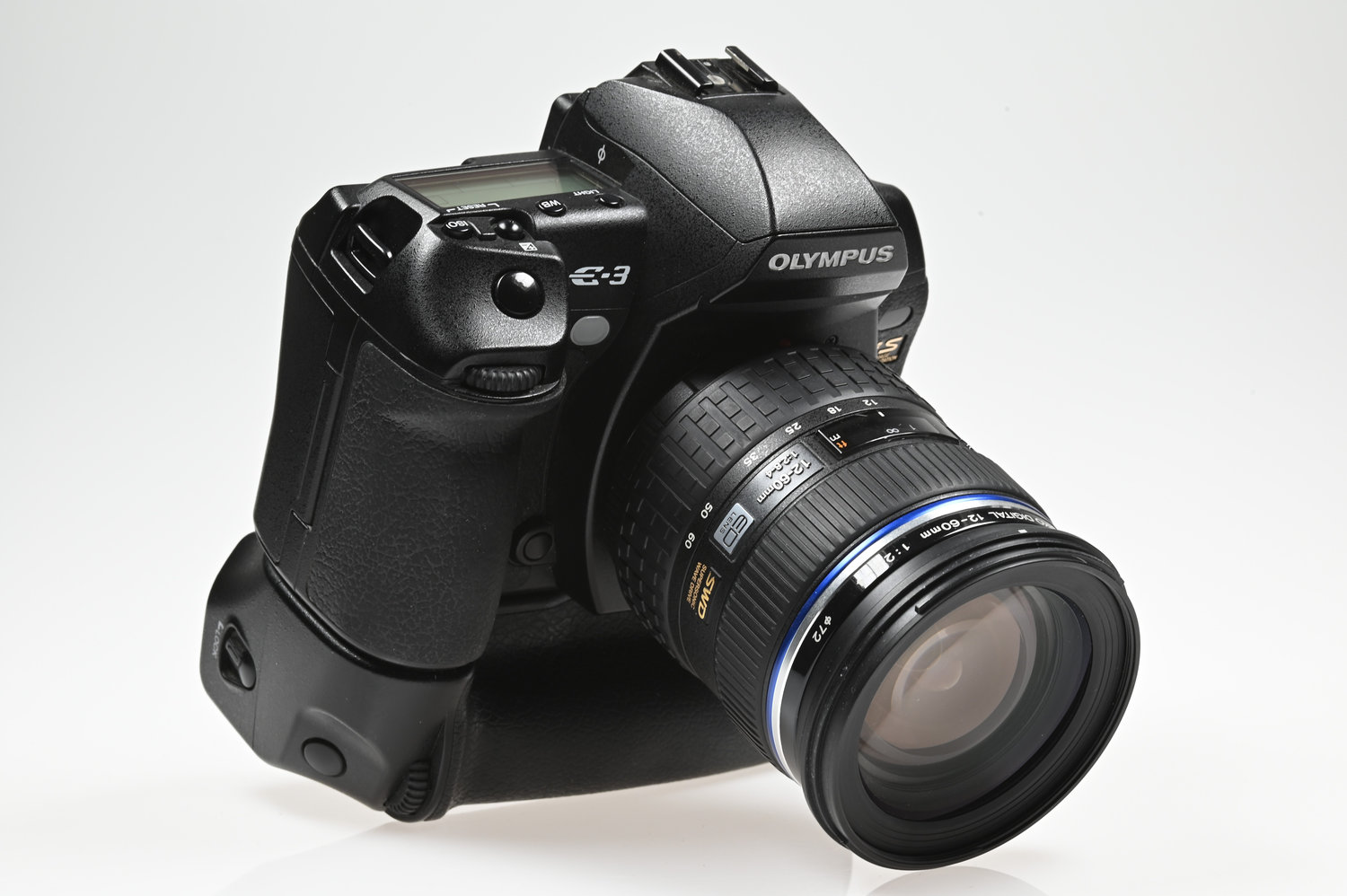Gelegenheit Olympus E-3 Gehäuse + Olympus HLD-4 Power Batterie Holder + Olympus Digital 12-60/2,8-4 ED SWD + Olympus LH-75B Gegenlichtblende + 2x Olympus PS-BLM1 Akkus + Olympus Zubehör Zustand A-